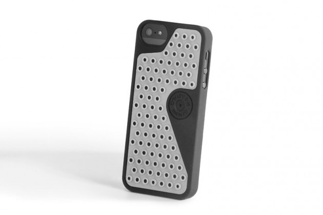 oakley b1b case for iphone 5 and ipad 01 630x419 Oakley B1B Case for Apple iPhone and iPad